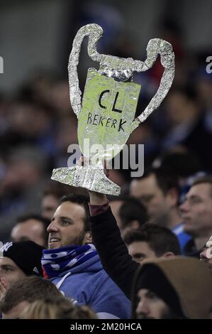 20151209 - GENT, BELGIO: L'illustrazione mostra i sostenitori di Gent che tengono la Champions League Cup durante una partita di calcio tra la squadra belga KAA Gent e il club russo FC Zenit Saint Petersburg, mercoledì 09 dicembre 2015, a Gent, sesto e ultimo giorno della fase di gruppo il concorso UEFA Champions League, Nel gruppo H. BELGA FOTO YORICK JANSENS Foto Stock