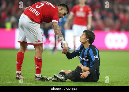 20151213 - LIEGE, BELGIO: Jorge Teixeira di Standard e Jelle Vossen di Club, foto dopo la partita di Jupiler Pro League tra Standard de Liege e Club Brugge, a Liegi, domenica 13 dicembre 2015, il 19th° giorno del Campionato di calcio belga. FOTO DI BELGA BRUNO FAHY Foto Stock