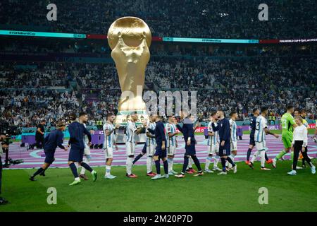 Doha, Qatar. 13th Dec, 2022. Giocatore argentino durante una partita di semi-finale della Coppa del mondo FIFA contro la Croazia presso l'iconico stadio di Lusail a Doha, Qatar, il 13 dicembre 2022. (Foto: William Volcov) Credit: Brazil Photo Press/Alamy Live News Foto Stock