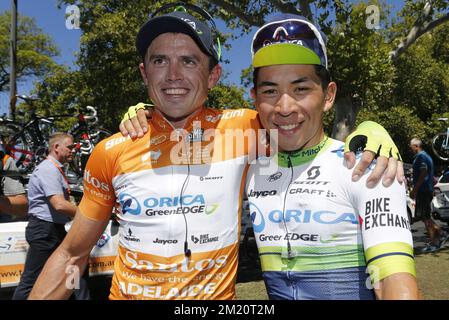 20160124 - ADELAIDE, AUSTRALIA: Australiano Simon Gerrans di Orica Greenedge, vincitore del generale e australiano Caleb Ewan, vincitore dell'ultima tappa, festeggia dopo la sesta e ultima tappa del 18th Tour Down in bicicletta, a 90 km da Adelaide ad Adelaide, Australia, domenica 24 gennaio 2016. FOTO YUZURU SUNADA Foto Stock