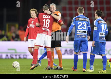 20160124 - LIEGE, BELGIO: Standard's Ivan Santini e l'arbitro Joeri van de Velde nella foto dopo la partita della Jupiler Pro League tra Standard de Liege e AA Gent, a Liegi, domenica 24 gennaio 2016, nella ventitreesima giornata del Campionato di calcio belga. FOTO YORICK JANSENS Foto Stock