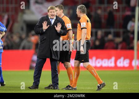 20160124 - Liege, BELGIO: Hein Vanhaezebrouck, allenatore capo di Gent e l'arbitro Joeri van de Velde, nella foto dopo la partita della Jupiler Pro League tra Standard de Liege e AA Gent, a Liegi, domenica 24 gennaio 2016, il ventitreesimo giorno del campionato di calcio belga. FOTO YORICK JANSENS Foto Stock