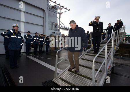 20151111 - ZEEBRUGGE, BELGIO: Ministro della Difesa e del Servizio pubblico Steven Vandeput (C) nella foto, al ritorno della fregata Leopold i nel porto militare di Zeebrugge, mercoledì 11 novembre 2015. Nelle ultime sei settimane la nave della difesa belga ha partecipato all'operazione europea "EU Navfor Med" contro la tratta di esseri umani nel Mediterraneo. FOTO NICOLAS MAETERLINCK Foto Stock