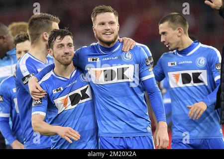 20160124 - LIEGE, BELGIO: L'arbitro Erik Lambrechts e la Lasse Nielsen di Gent festeggiano dopo aver vinto la partita della Jupiler Pro League tra Standard de Liege e AA Gent, a Liegi, domenica 24 gennaio 2016, nella ventitreesima giornata del Campionato di calcio belga. FOTO YORICK JANSENS Foto Stock