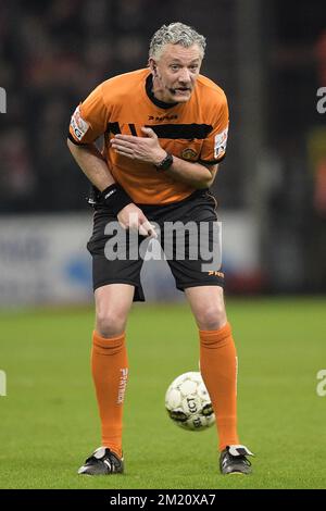 20160124 - LIEGE, BELGIO: L'arbitro Joeri van de Velde raffigurato durante la partita della Jupiler Pro League tra Standard de Liege e AA Gent, a Liegi, domenica 24 gennaio 2016, nella ventitreesima giornata del campionato di calcio belga. FOTO YORICK JANSENS Foto Stock