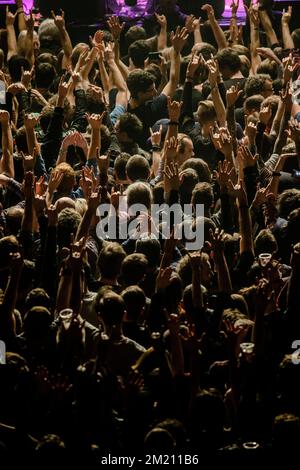 Il pubblico è stato raffigurato durante un concerto della rock band americana Eagles of Death Metal nella sala concerti Forest National - Vorst Nationaal di Bruxelles, giovedì 25 febbraio 2016. FOTO DI BELGA JONAS ROOSENS Foto Stock