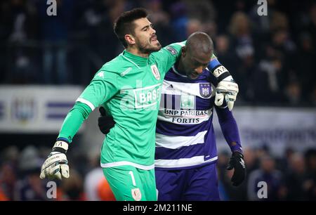 Il portiere di Standard Victor Valdes Arriba e Stefano Okaka di Anderlecht, nella foto, dopo la partita della Jupiler Pro League tra RSC Anderlecht e Standard de Liege, a Bruxelles, domenica 28 febbraio 2016, il 28° giorno del campionato di calcio belga. BELGA PHOTO VIRGINIE LEFOUR Foto Stock