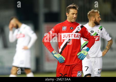 Rudy Riou, il portiere di OHL, si trova a Heverlee, domenica 13 marzo 2016, nel giorno 30 del campionato di calcio belga, in una posizione sconvolta dopo la partita della Jupiler Pro League tra OH Leuven e il Club Brugge. FOTO DI BELGA BRUNO FAHY Foto Stock