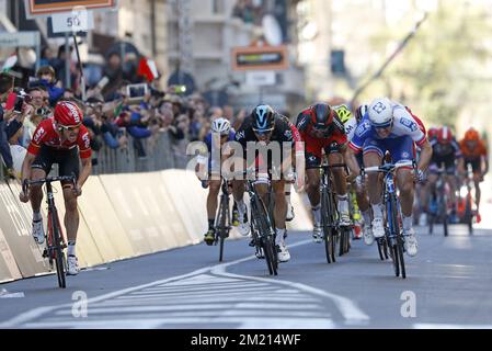 Il belga Jurgen Roelandts di Lotto Soudal, il britannico ben Swift del Team Sky e il francese Arnaud Demare della FDJ sprint per la fine della 107th edizione di Milano Sanremo, la classica di Primavera, una giornata di gara ciclistica, a 293 km da Milano a Sanremo, Italia, sabato 19 marzo 2016. Foto Stock