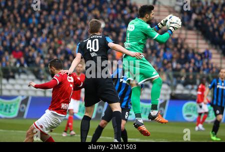 Il portiere di Standard Victor Valdes Arriba combatte per la palla durante la finale della Coppa Croky tra le squadre di calcio belghe Club Brugge e Standard de Liege, domenica 20 marzo 2016, a Bruxelles. Foto Stock