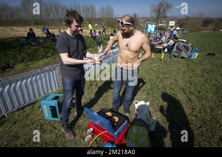 L'immagine mostra i tifosi che barbecue all'Oude Kwaremont a Kluisbergen durante l'edizione 100th del 'Ronde van Vlaanderen - Tour des Flandres - Tour of Flanders', gara ciclistica di un giorno, 255km da Zedelgem a Oudenaarde, domenica 03 aprile 2016. Foto Stock