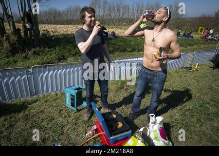 L'immagine mostra agli appassionati il barbecue e bere birra all'Oude Kwaremont di Kluisbergen durante l'edizione 100th della gara ciclistica di un giorno 'Ronde van Vlaanderen - Tour des Flandres - Tour of Flanders', 255km da Zedelgem a Oudenaarde, domenica 03 aprile 2016. Foto Stock