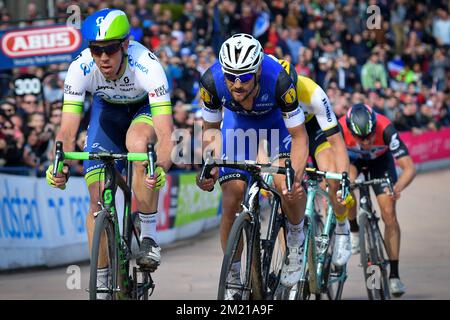 L'australiano Mathew Hayman di Orica Greenedge e il belga Tom Boonen del team Etixx - Quick-Step sprint per il traguardo della gara ciclistica 'Paris-Roubaix' di un giorno, a 253,5 km da Compiegne al Velodromo di Roubaix, domenica 10 aprile 2016. Foto Stock