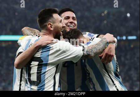 I giocatori argentini festeggiano dopo aver segnato un gol contro la Croazia durante il 2022° round della Coppa del mondo FIFA Qatar, partita di semifinali tra Argentina e Croazia al Lusail Stadium di al Daayen, Qatar, il 13 dicembre 2022. (Alejandro PAGNI / PHOTOXPHOTO) Foto Stock
