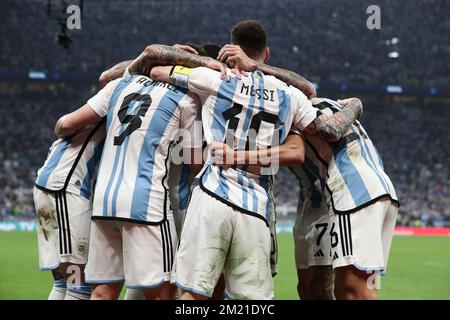 I giocatori argentini festeggiano dopo aver segnato un gol contro la Croazia durante il 2022° round della Coppa del mondo FIFA Qatar, partita di semifinali tra Argentina e Croazia al Lusail Stadium di al Daayen, Qatar, il 13 dicembre 2022. (Alejandro PAGNI / PHOTOXPHOTO) Foto Stock