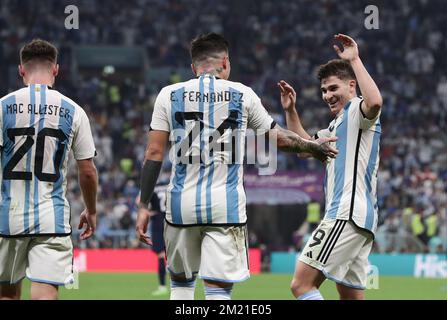 Il centrocampista argentino Enzo Fernandez e il forward argentino Julian Alvarez festeggiano dopo aver segnato un gol contro la Croazia durante la Coppa del mondo FIFA Qatar 2022, partita di semifinali tra Argentina e Croazia al Lusail Stadium di al Daayen, Qatar, il 13 dicembre 2022. (Alejandro PAGNI / PHOTOXPHOTO) Foto Stock