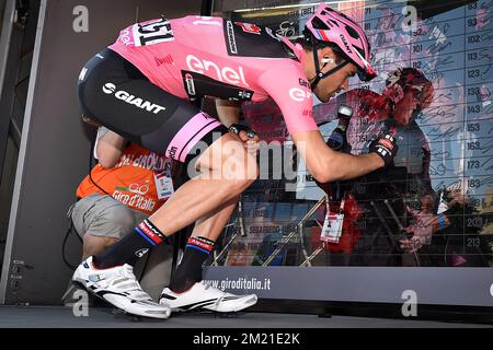 L'olandese Tom Dumoulin del Team Giant-Alpecin ha illustrato al via della seconda tappa della 99th° edizione della gara ciclistica giro d'Italia, 190km da Arnhem a Nijmegen, Paesi Bassi sabato 07 maggio 2016. Foto Stock