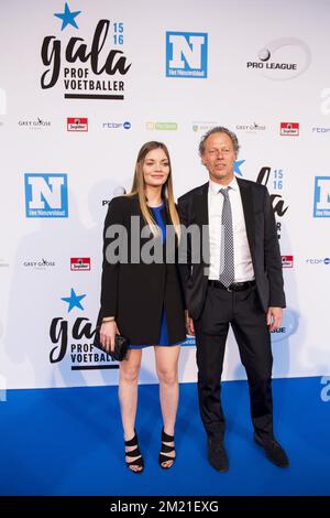 L'allenatore di testa del Club Michel Preud'homme e sua figlia Megane hanno illustrato durante la prima edizione della serata di gala del giocatore di calcio professionista dell'anno 2016, lunedì 23 maggio 2016, a Gent. Foto Stock