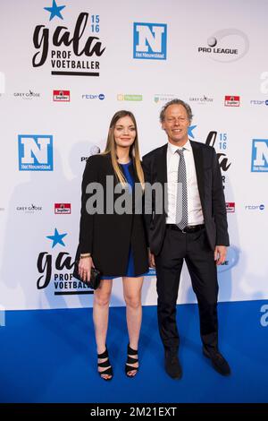 L'allenatore di testa del Club Michel Preud'homme e sua figlia Megane hanno illustrato durante la prima edizione della serata di gala del giocatore di calcio professionista dell'anno 2016, lunedì 23 maggio 2016, a Gent. Foto Stock