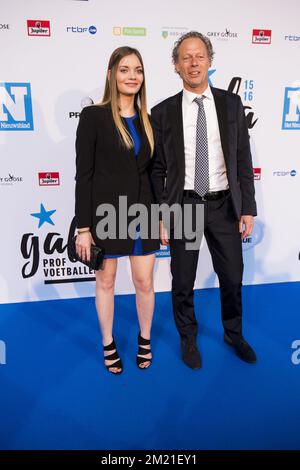 L'allenatore di testa del Club Michel Preud'homme e sua figlia Megane hanno illustrato durante la prima edizione della serata di gala del giocatore di calcio professionista dell'anno 2016, lunedì 23 maggio 2016, a Gent. Foto Stock