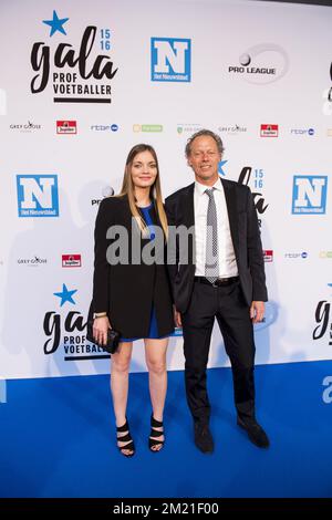 Il capo allenatore del Club Michel Preud'homme e il suo figlio Daphne hanno raffigurato durante la prima edizione della serata di gala del giocatore di calcio professionista dell'anno 2016, lunedì 23 maggio 2016, a Gent. Foto Stock