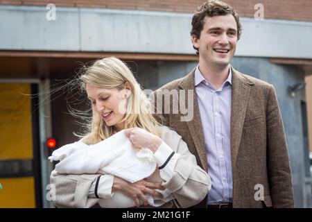 Il principe Amedeo del Belgio (R) e sua moglie Elisabetta 'Lili' Rosboch von Wolkenstein presentano alla stampa la loro figlia appena nata venerdì 20 maggio 2016 all'uscita dell'ospedale di Bruxelles. La nuova principessa è la prima nipote del re Abdicato Alberto II e la settima in linea con il trono belga. Maria Anna Foto Stock