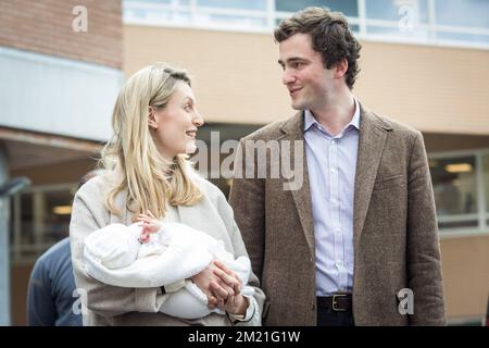 Il principe Amedeo del Belgio (R) e sua moglie Elisabetta 'Lili' Rosboch von Wolkenstein presentano alla stampa la loro figlia appena nata venerdì 20 maggio 2016 all'uscita dell'ospedale di Bruxelles. La nuova principessa è la prima nipote del re Abdicato Alberto II e la settima in linea con il trono belga. Maria Anna Foto Stock