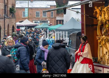 L'annuale Lymm Dickensian Festval 2022 attirò migliaia di persone nelle sue strade Foto Stock