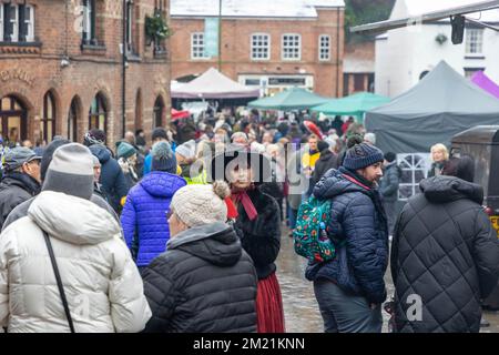 L'annuale Lymm Dickensian Festval 2022 attirò migliaia di persone nelle sue strade Foto Stock