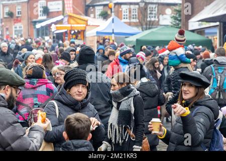 L'annuale Lymm Dickensian Festval 2022 attirò migliaia di persone nelle sue strade Foto Stock