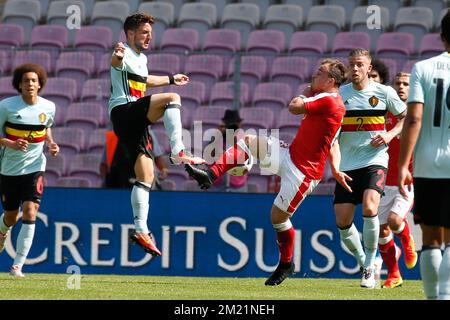 Dries Mertens e Xherdan Shaqiri in Belgio combattono per la palla durante una amichevole partita di calcio tra la nazionale svizzera e la nazionale belga Red Devils, dopo un campo di allenamento, sabato 28 maggio 2016, a Ginevra, in Svizzera. La squadra si prepara al prossimo Campionato europeo UEFA euro 2016 in Francia. Foto Stock