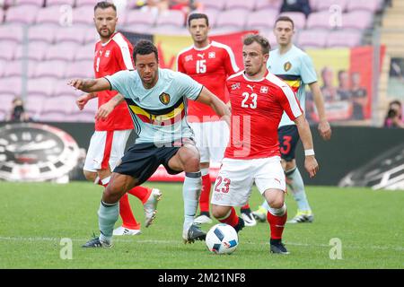 Mousa Dembele in Belgio e Xherdan Shaqiri in Svizzera combattono per la palla durante una amichevole partita di calcio tra la nazionale svizzera e la nazionale belga Red Devils, dopo un campo di allenamento, sabato 28 maggio 2016, a Ginevra, in Svizzera. La squadra si prepara al prossimo Campionato europeo UEFA euro 2016 in Francia. Foto Stock