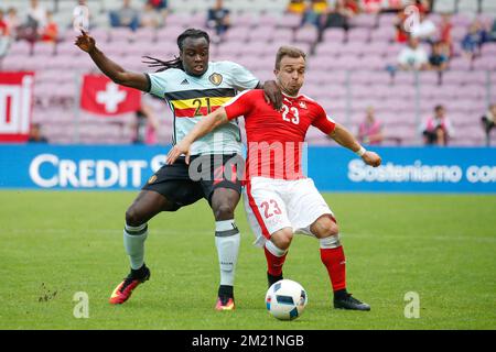 Il belga Jordan Lukaku e il svizzero Xherdan Shaqiri combattono per la palla durante una amichevole partita di calcio tra la nazionale svizzera e la nazionale belga Red Devils, dopo un campo di allenamento, sabato 28 maggio 2016, a Ginevra, in Svizzera. La squadra si prepara al prossimo Campionato europeo UEFA euro 2016 in Francia. Foto Stock