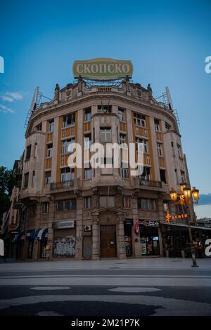 Una foto verticale dell'edificio del Ristic Palace su sfondo blu nella piazza della città di Skopje Foto Stock