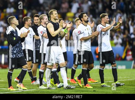 I giocatori tedeschi festeggiano dopo aver vinto una partita di calcio tra Germania e Ucraina, nel gruppo C della fase di gruppo dei Campionati europei UEFA euro 2016, domenica 12 giugno 2016 a Lille, Francia. FOTO DI BELGA LAURIE DIEFFEMBACQ Foto Stock