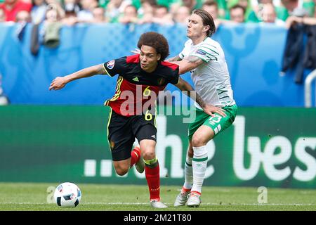 Il belga Axel Witsel e l'irlandese Jeff Hendrick combattono per la palla durante una partita di calcio tra la nazionale belga Red Devils e l'Irlanda, nel gruppo e della fase di gruppo dei Campionati europei UEFA euro 2016, sabato 18 giugno 2016 a Bordeaux, Francia. FOTO DI BELGA BRUNO FAHY Foto Stock