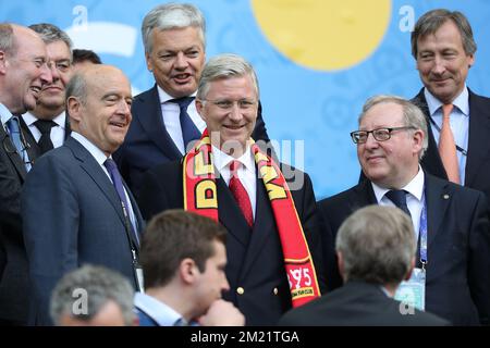 Il sindaco di Bordeaux Alain Juppe, il ministro degli Esteri Didier Reynders, il re Philippe-Filip del Belgio e il presidente del sindacato di calcio belga KBVB-URBSFA del Belgio Francois De Keersmaecker, nella foto, all'inizio di una partita di calcio tra la nazionale belga di calcio Red Devils e l'Irlanda, Nel gruppo e della fase di gruppo dei Campionati europei UEFA euro 2016, sabato 18 giugno 2016 a Bordeaux, Francia. FOTO DI BELGA BRUNO FAHY Foto Stock