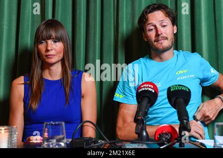 Il belga Johan Vansummeren del AG2R la Mondiale e Jasmine Vangrieken, moglie di Johan Vansummeren, ha illustrato la sua salute e il suo futuro, mercoledì 29 giugno 2016, a Lommel. BELGA FOTO LUC CLAESSEN Foto Stock