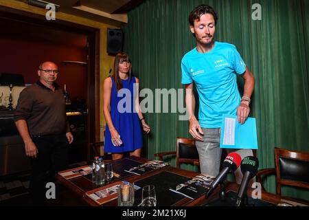Il belga Johan Vansummeren del AG2R la Mondiale e Jasmine Vangrieken, moglie di Johan Vansummeren, hanno illustrato il loro arrivo a una conferenza stampa del ciclista Johan Vansummeren sulla sua salute e sul suo futuro, mercoledì 29 giugno 2016, a Lommel. BELGA FOTO LUC CLAESSEN Foto Stock
