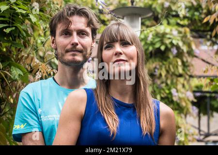 Il belga Johan Vansummeren del AG2R la Mondiale e Jasmine Vangrieken, moglie di Johan Vansummeren nella foto dopo una conferenza stampa del ciclista Johan Vansummeren sulla sua salute e sul suo futuro, mercoledì 29 giugno 2016, a Lommel. BELGA FOTO LUC CLAESSEN Foto Stock