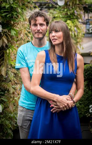 Il belga Johan Vansummeren del AG2R la Mondiale e Jasmine Vangrieken, moglie di Johan Vansummeren nella foto dopo una conferenza stampa del ciclista Johan Vansummeren sulla sua salute e sul suo futuro, mercoledì 29 giugno 2016, a Lommel. BELGA FOTO LUC CLAESSEN Foto Stock