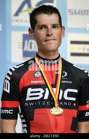 Il belga ben Hermans del BMC Racing Team ha raffigurato sul podio dopo la gara individuale di cronometro maschile dei campionati belgi, a Postel, mol, giovedì 23 giugno 2016. Foto Stock