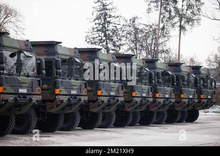 Lubiana, Slovenia. 13th Dec, 2022. I mezzi di trasporto militare tattici DELL'UOMO tedesco Rheinmetall sono parcheggiati nella caserma militare Edvard Pperko. I militari sloveni hanno ricevuto 40 camion Rheinmetall come parte di un cosiddetto accordo di scambio a catena con la Germania utilizzata per fornire armi all'Ucraina, in cui la Slovenia ha inviato 28 M55s carri armati in Ucraina e 38 veicoli Oshkosh dopo averli acquistati dagli Stati Uniti. Credit: SOPA Images Limited/Alamy Live News Foto Stock