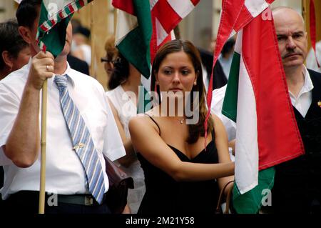Ungheria, Budapest, marchers con bandiere di contea in attesa dell'inizio di una processione su SAS Utca (SAS Street) vicino a St. Cattedrale di Santo Stefano Foto Stock