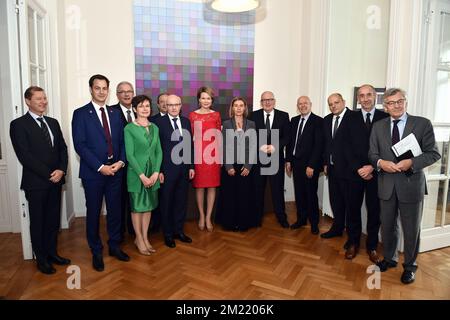 La regina del Belgio Mathilde propone un ritratto di famiglia prima di un pranzo di lavoro con rappresentanti delle principali istituzioni europee sull'attuazione dello sviluppo sostenibile nell'Unione europea, giovedì 16 giugno 2016, a Bruxelles. Foto Stock