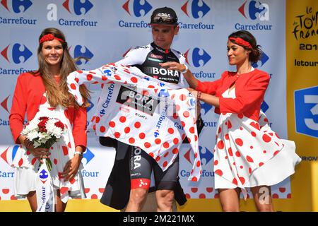 Il tedesco Paul Voss di Bora-Argon 18 celebra sul podio la maglia rossa polka-dot per il miglior scalatore la prima tappa della 103rd° edizione della gara ciclistica Tour de France, 188km da Mont-Saint-Michel a Utah Beach Sainte-Marie-du-Mont, sabato 02 luglio 2016, Francia. Foto Stock