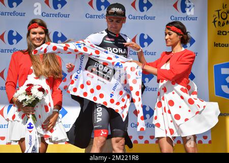 Il tedesco Paul Voss di Bora-Argon 18 celebra sul podio la maglia rossa polka-dot per il miglior scalatore la prima tappa della 103rd° edizione della gara ciclistica Tour de France, 188km da Mont-Saint-Michel a Utah Beach Sainte-Marie-du-Mont, sabato 02 luglio 2016, Francia. Foto Stock