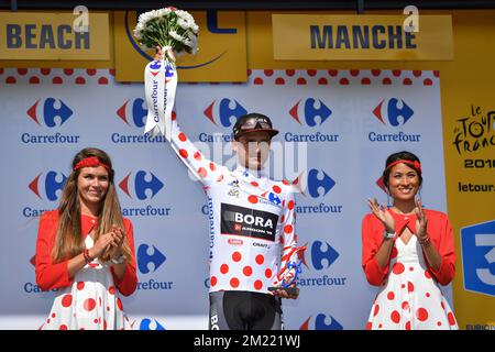 Il tedesco Paul Voss di Bora-Argon 18 celebra sul podio la maglia rossa polka-dot per il miglior scalatore la prima tappa della 103rd° edizione della gara ciclistica Tour de France, 188km da Mont-Saint-Michel a Utah Beach Sainte-Marie-du-Mont, sabato 02 luglio 2016, Francia. Foto Stock