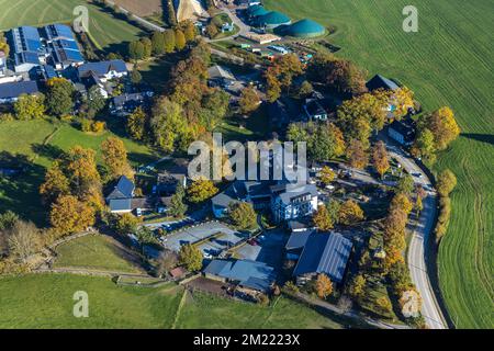 Vista aerea, villaggio Ebbinghof con famiglia Hotel Ebbinghof nel distretto di Wormbach a Schmallenberg, Sauerland, Renania settentrionale-Vestfalia, Germania, Biogas p Foto Stock