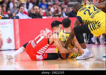 Atene, Lombardia, Grecia. 13th Dec, 2022. 11 KOSTAS SLOUKAS di Olympiacos Piraeus React durante la partita Eurolega della Turkish Airlines tra Olympiacos Piraeus e Fenerbahce Beko Istanbul allo stadio della pace e dell'amicizia il 13 dicembre 2022 a Piraeus, Grecia (Credit Image: © Stefanos Kyriazis/ZUMA Press Wire) Foto Stock